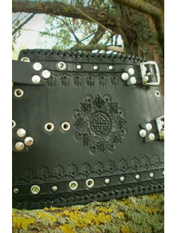 Наруч с отверстиями для самостоятельного закрепления ножа и дополнительными отверстиями для шнуровки.