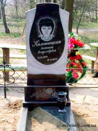 Фото вертикального бюджетного памятника на могилу в черно-белых тонах в СПб