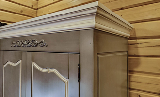 Шкаф для одежды двухстворчатый с ящиками и верхним декором.