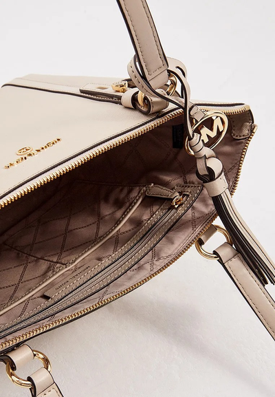 Сумка шоппер Michael Kors бежевая в раскрытом виде