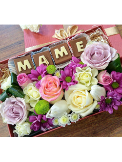 Прямоугольная цветочная коробочка с надписью из шоколадных букв "Маме"