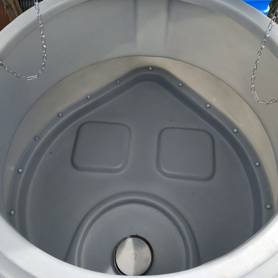 Внутри горловины подземной емкости U2000 есть закручивающаяся крышка. Есть место для установки насос