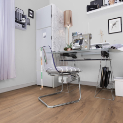 Ламинат Wineo Дуб Хельсинки Светло-коричневый LA212LV4 в интерьере домашнего кабинета