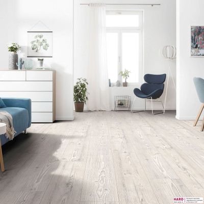 Дизайнерский пол Disano Classic Aqua Пиния Нордика 543737 в интерьере комнаты