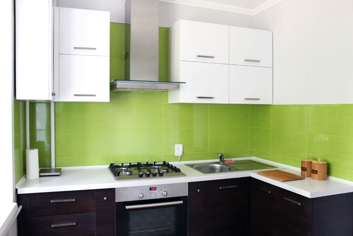 Угловая кухня бело-зелёная в кухню 9 м2