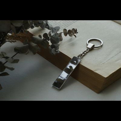 КОМПЛЕКТ 10 ШТ.: БРЕЛОК ГОС. НОМЕР АВТО. С БОРТИКАМИ «УСИЛЕННОЕ КРЕПЛЕНИЕ» — СЕРЕБРО. 50,9*10,6 мм.