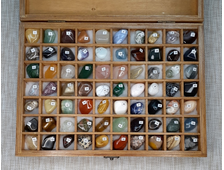 Коллекция камней в коробке