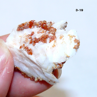 Ванадинит натуральный (щетка) №3-19: 33*26*16мм