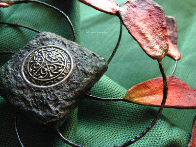 Брошь с лепестками роз "Ветроворот Вечности" из коллекции "Рейвенсвуд"