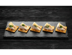 Канапе сыр камамбер на крекере с грецким орехом и медом 10шт 200гр 1500₽  Солоноватые крекеры в сочетании с душистым медом и нежными ломтиками камамбера присыпаны ореховой крошкой.