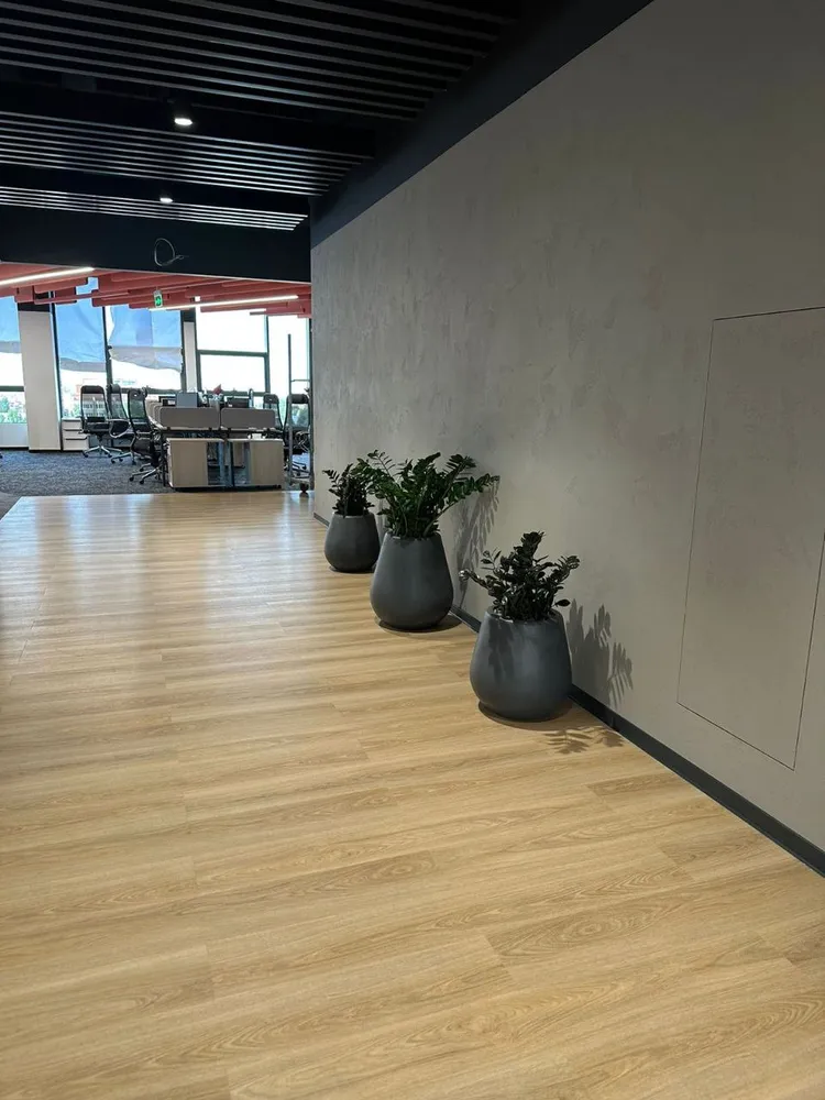 Кашпо из стеклопластика с текстурой под бетон