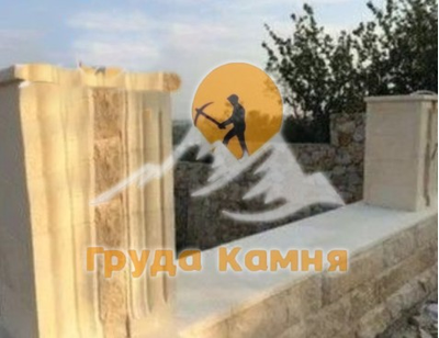 Мекегинский камень со сколом, светло-желтый