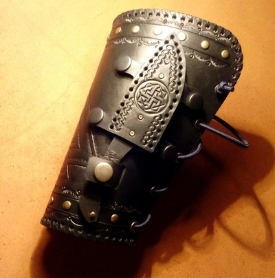 Наруч с ножом Валькнут.