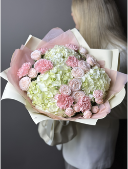 Букет из белых гортензий и пионовидной розы