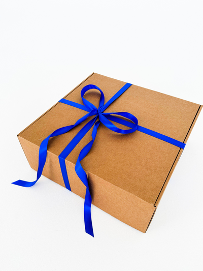 Большая подарочная коробка GILEV 37x37x14 см с синей лентой и наполнителем крафт