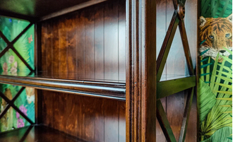 Стеллаж высокий с перекрестиями, на точеных ножках.