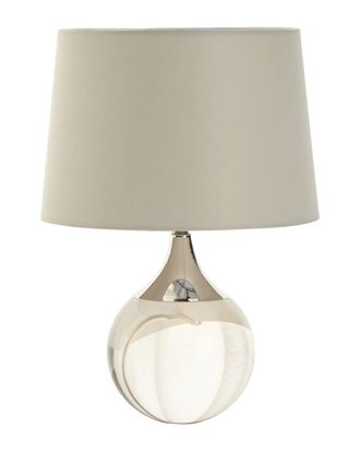 Настольная лампа в форме хрустального полированного шара с хромом и белым абажуром.