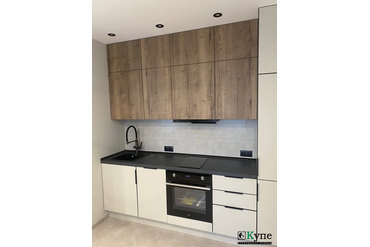 Кухня
Верх: ЛДСП Egger H1181 ST37 Дуб Галифакс табак
Низ: ЛДСП Egger U750 ST9 Ярко-серый + черная кромка
Столешница F235 ST76 Сланец скиваро