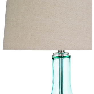 Настольная лампа с основанием из дутого бирюзового стекла и белым абажуром.