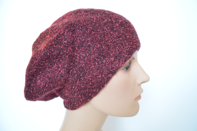 Бордовый вязаный берет для женщин