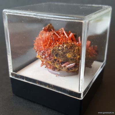 Крокоит — кристаллы на породе в пластиковом боксе. ААА