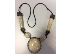 120-7/ Подвеска крупная, слоновая кость+металл. Индия