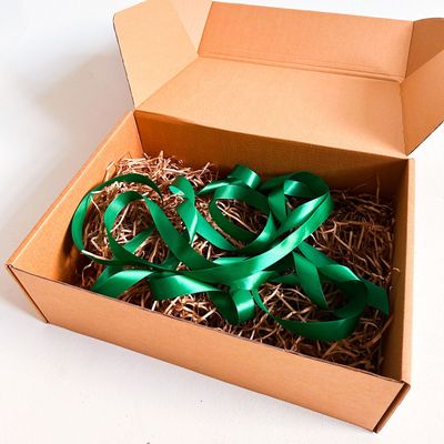 Большая подарочная коробка GILEV 44x32x15см с зеленой лентой и наполнителем крафт