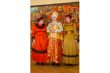 В центре - свадебный костюм и городской костюм. Городской костюм, Народный коллектив студии традиционного костюма «Русские начала» 