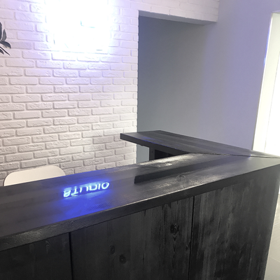 стойка ресепшн с черной рекой