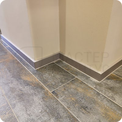 Плинтус ХДФ Dollken Cubu Flex Life 60мм Х 2,5 м 1246 Серебро платина в интерьере 12