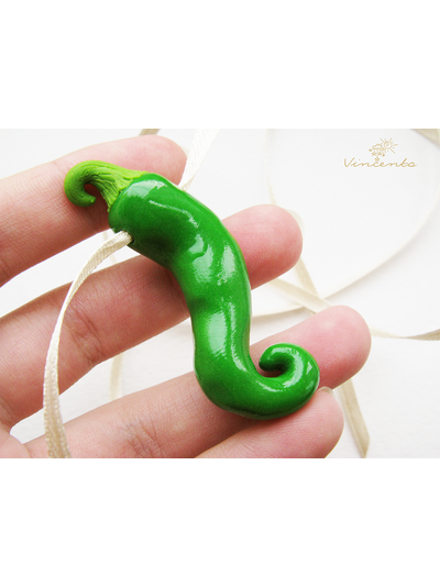 Зелёный перец чили. Кулоны ручной работы из полимерной глины