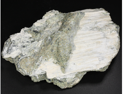 Брусит (немалит), волокнистый брусит на змеевике, коллекционный образец, Россия, КЧР, Урупский район, м-ние. Белые осыпища (111*70*28 мм, 204 г) №29675