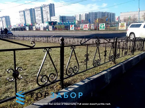 Газонное ограждение из кованых секций
