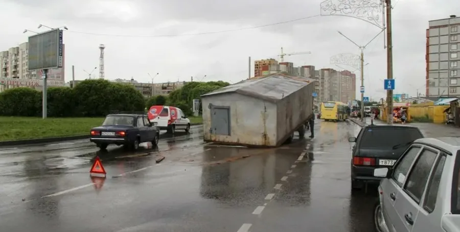 Металлический Гараж слетел на проезжей части. Оформляли протокол с ГИБДД