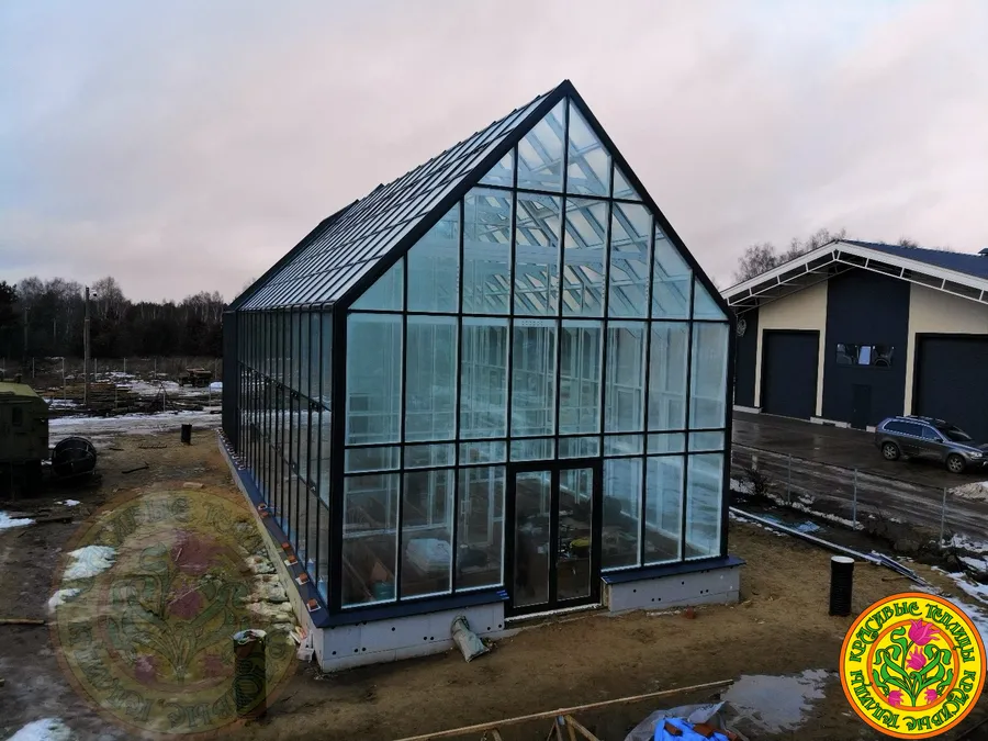 Круглогодичный тепличный комплекс 21х8 м для выращивания культур и плодовых деревьев. Высота в коньке 9 м. Прочная конструкция из стекла и алюминия