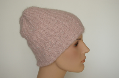 Женская вязаная зимняя шапка розового цвета зима 2023 - 2024