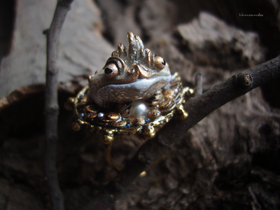 "Его Величество, Жабный Король", кольцо с лягушкой и жемчужиной