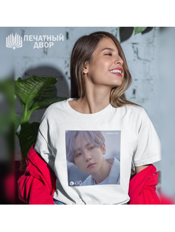 Печать на белой майке с участником группы  EXO