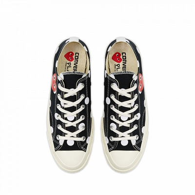 низкие черные кеды converse comme Des Garcons в белый горошек с сердечком вид сверху