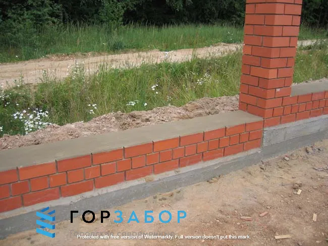 Ленточный фундамент для забора с кирпичной кладкой