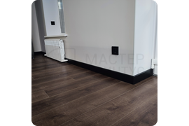 Надежная отделка: установка черного плинтуса Dollken Cubu Flex Life 80 для долговечной эксплуатации.