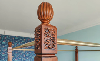 Кровать с балдахином.