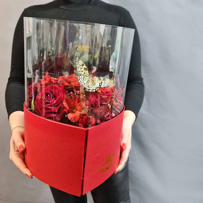 Букет в коробке сердце с шоколадной открыткой и бабочкой. №109