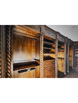 Встроенная резная гардеробная комната из массива дерева.