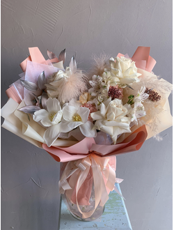 Букет с тюльпанами, розами и скимией