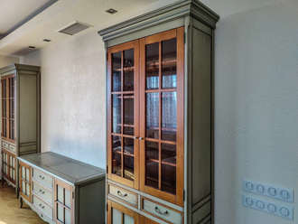 Витрина двустворчатая, двери с перекрестиями.