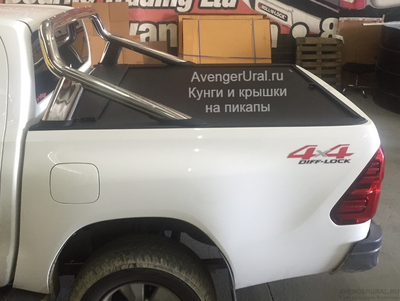 Жалюзи Roll-n-lock на Тойота Хайлюкс Рево на пикапе белого цвета 040 от AvengerUral.ru вид сбоку