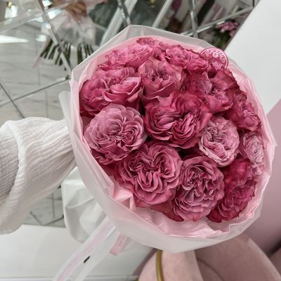 БУКЕТ ИЗ 15 ЯРКО РОЗОВЫХ ПИОНОВИДНЫХ РОЗ