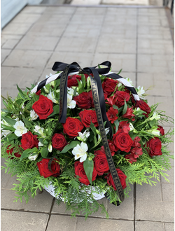 Корзина траурная с розой и альстромерией