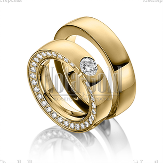 Обручальные кольца из жёлтого золота с бриллиантами в женском кольце гладкие с поперечной полосой